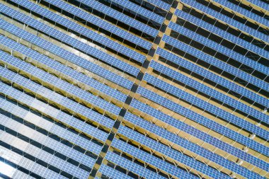 Güneş enerjisi panelleri temiz enerji santrali havadan görünümü