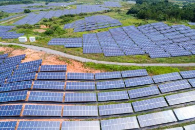 Güneş enerjisi panelleri havadan görünümü yamaca, temiz enerji