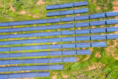 yamaca fotovoltaik paneller, güneş enerjisi için yeni enerji havadan görünümü
