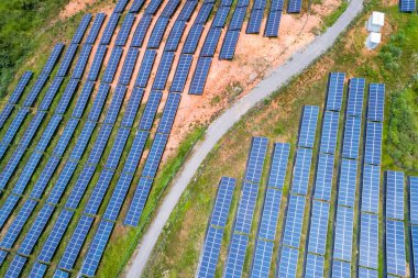 yamaca fotovoltaik paneller, yenilenebilir enerji güneş enerjisi için havadan görünümü
