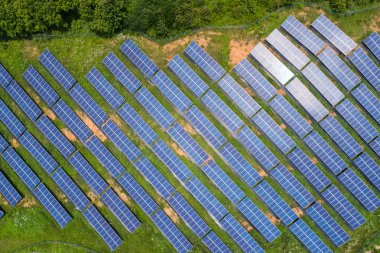 yenilenebilir enerji için güneş panelleri havadan görünümü yamaca