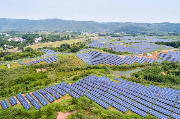 Central Solar Ladera Vista Aérea Energía Renovable Zona Montañosa — Foto de Stock