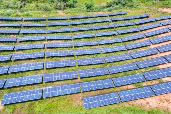 Vista Aérea Paneles Fotovoltaicos Ladera Nueva Energía Para Energía Solar — Foto de Stock