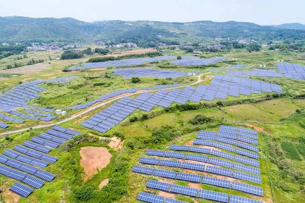 Solkraftverk Sluttning Flygfoto Över Energi Bergiga Området — Stockfoto