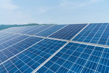 Dağlık alan üzerinde yenilenebilir enerji için güneş panelleri kapatmak