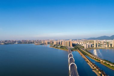 jiujiang cityscape, güzel dağlar-su şehri havadan görünümü