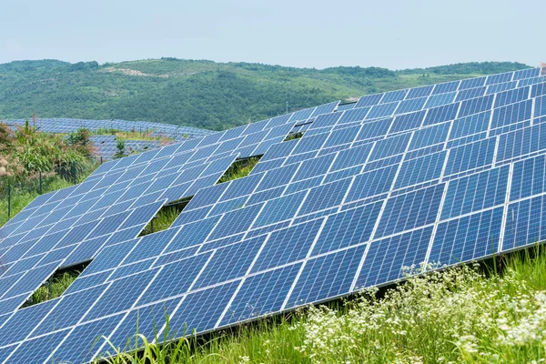 Primer Plano Los Paneles Solares Para Las Energías Renovables Montaña — Foto de Stock