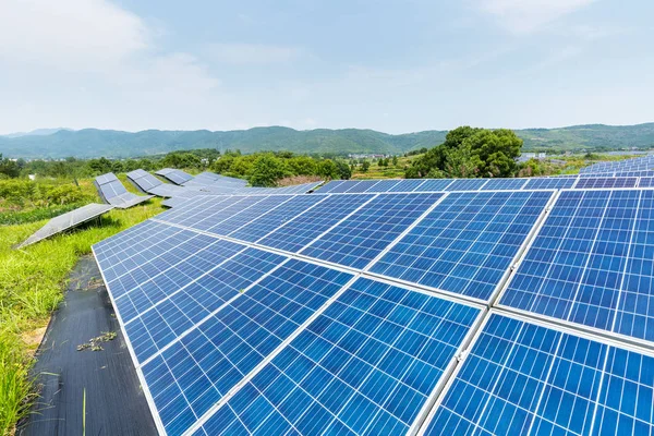 Primer Plano Los Paneles Solares Para Energía Renovable Ladera — Foto de Stock