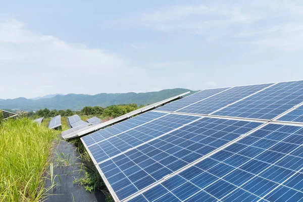 丘の中腹に再生可能エネルギーの太陽光発電パネルのクローズ アップ — ストック写真