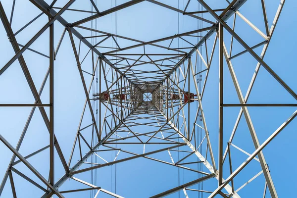 Mavi Gökyüzü Yukarı Doğru Görünümü Ile Elektrik Pilon Silüeti — Stok fotoğraf