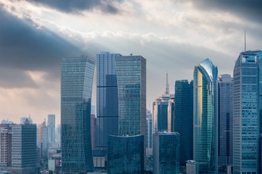 modern ekonomi içinde dramatik gökyüzü karşı bina Şanghay