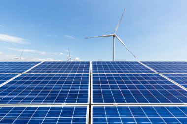güneş paneli ve rüzgar türbini karşı açık bir gökyüzü, temiz enerji peyzaj