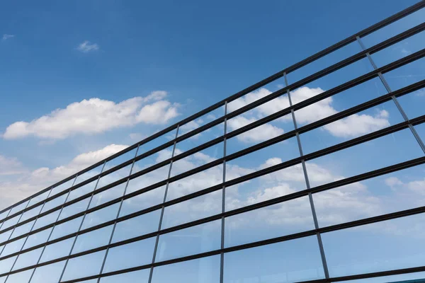 Ciel Bleu Été Reflété Dans Mur Rideau Verre — Photo