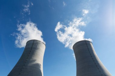 soğutma su kulesi mavi gökyüzü karşı yukarı doğru görünümü
