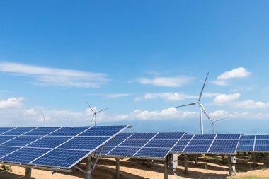 yenilenebilir enerji peyzaj, güneş paneli ve mavi gökyüzü ile Rüzgar türbinleri