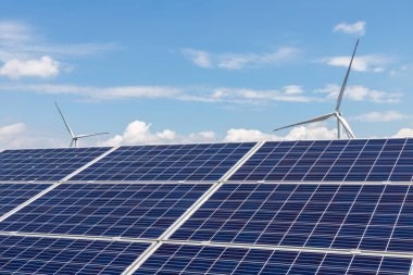 Rüzgar türbinleri ve güneş panelleri için temiz enerji