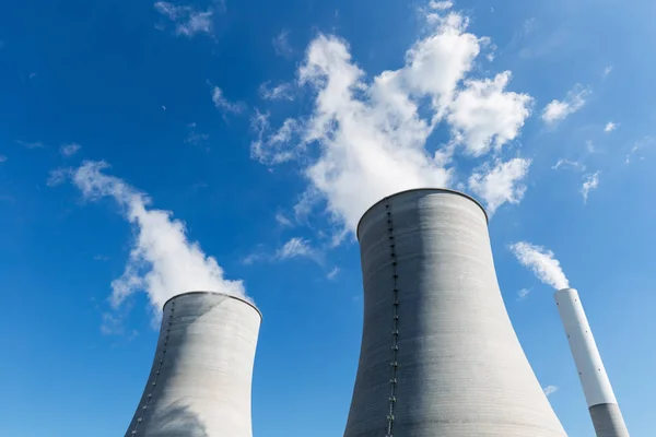 Охлаждающая Водонапорная Башня Промышленный Ландшафт Концепция Выбросов Углерода — стоковое фото