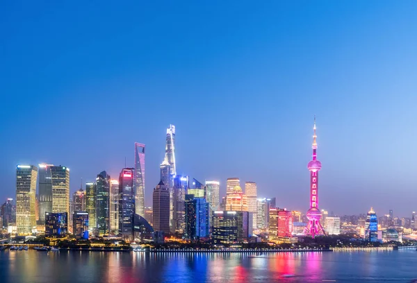 美丽的上海城市夜景 在黄昏 浦东天际线和黄浦江 — 图库照片