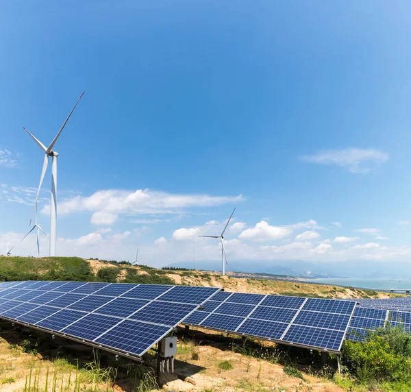 Paisaje Energía Renovable Parque Eólico Central Fotovoltaica Orillas Del Lago — Foto de Stock