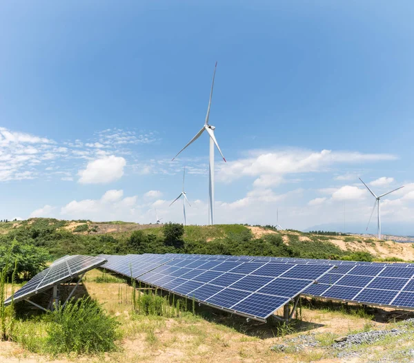 Förnybar Energilandskap Vindkraftverk Och Solceller Kraftverk Sandig Mark — Stockfoto