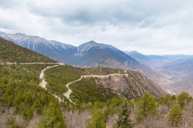 dolambaçlı dağ yolu, tibet Platosu şekilde gökyüzü