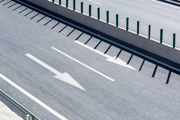 Expressway Trottoaren Och Trafik Pilen Närbild — Stockfoto