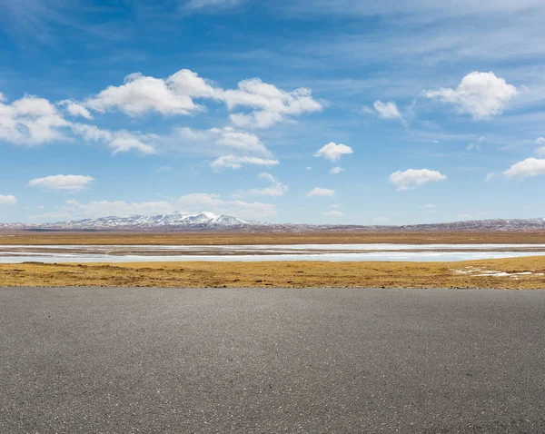 Route Asphaltée Vide Plateau Enneigé Contre Ciel Bleu — Photo