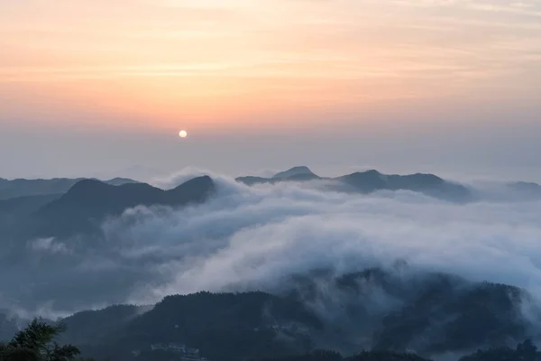 山顶上的日出和云彩的海洋 — 图库照片