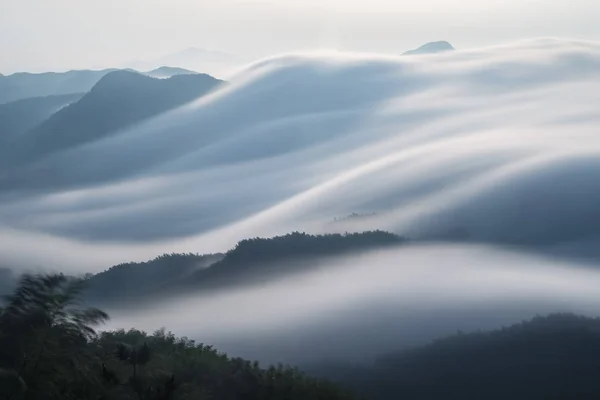 Nuvole Fluenti Primo Piano Sulle Montagne Spettacolari Nuvole Dalle Cascate — Foto Stock
