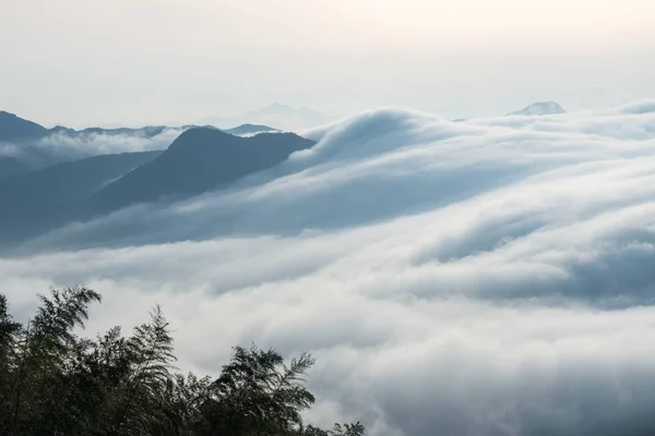 Prachtige Wolken Watervallen Gegoten Naar Beneden Van Top Van Berg — Stockfoto