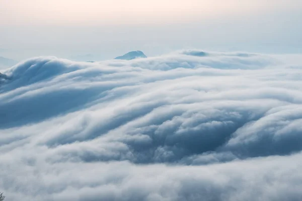 Spettacolare Cascata Nuvole Primo Piano Nuvole Che Scorrono Sulle Montagne — Foto Stock