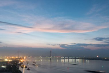 Jiujiang kablo köprü kaldı nightfall ve güzel yangtze Nehri manzara, Çin