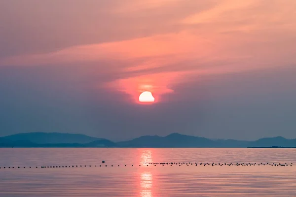 日落时分的湖泊部分日食 — 图库照片