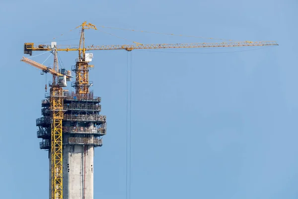 Baukräne Auf Dem Betonbrückenturm — Stockfoto