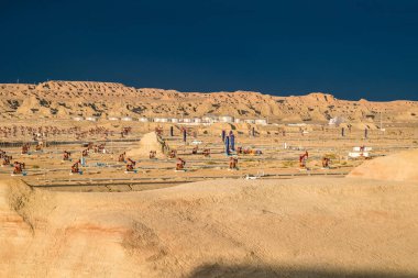 Alacakaranlıkta petrol sahasını operasyon alanı olarak hayalet kent, Doğu Türkistan, Çin