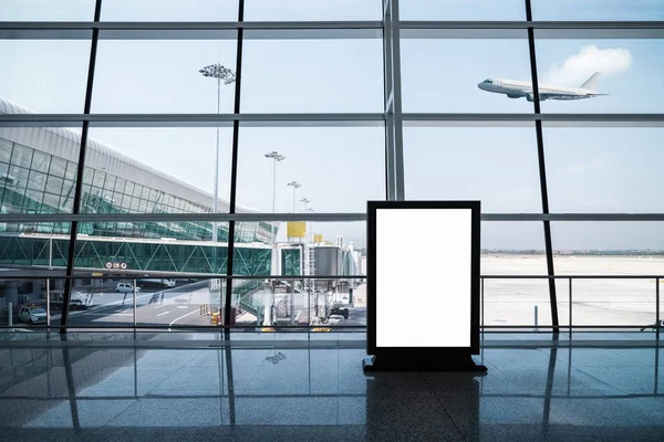 Boîte Lumière Publicitaire Vierge Sur Terminal Aéroport Moderne — Photo