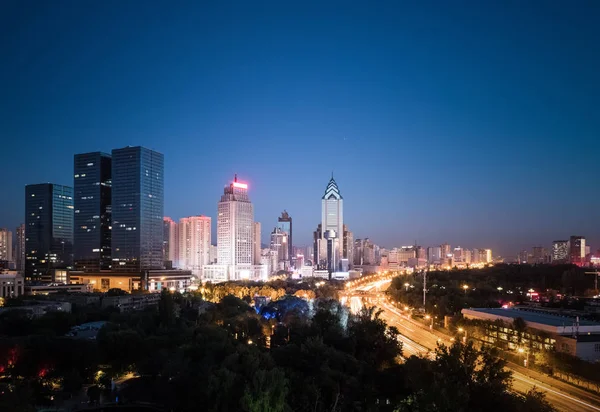 中国新疆城市景观夜幕降临 — 图库照片
