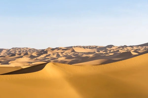 沙漠景观 沙丘背景 剪裁路径包括 — 图库照片
