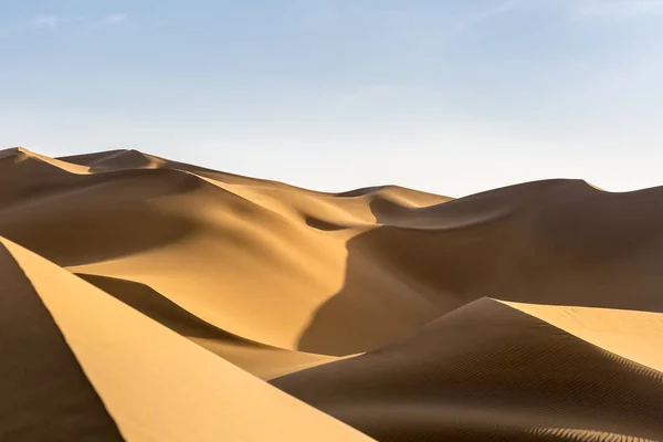 美丽的沙漠沙丘在黄昏 剪裁路径包括 — 图库照片