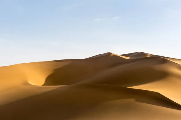 Nádherné Písečné Duny Zapadající Slunce Svítí Poušti — Stock fotografie
