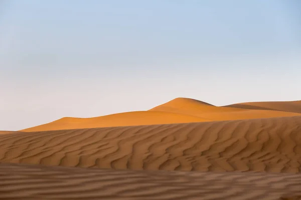 砂漠の夕日 美しい砂の波と夕日の砂丘の上に輝いていた — ストック写真