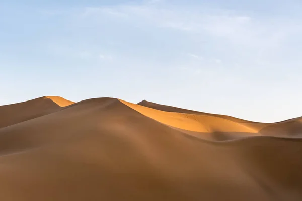被落日照亮的沙丘 美丽的沙漠景观 — 图库照片