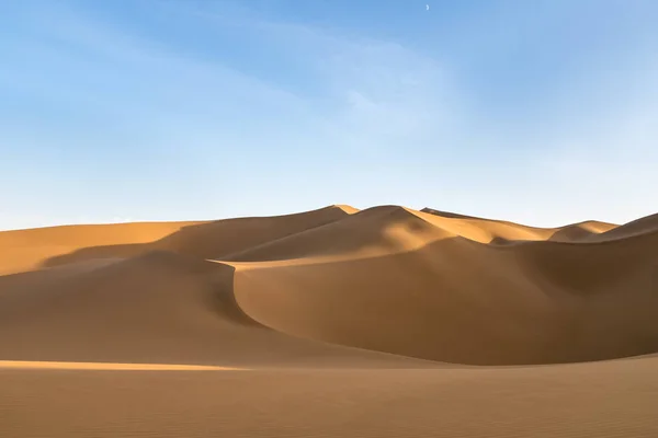 美丽的沙漠和蓝色的天空 优美的线条和戏剧性的阴影 — 图库照片