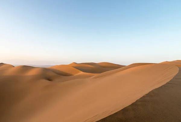 沙漠景观在日落 美丽的沙丘线 剪裁路径包括在内 — 图库照片
