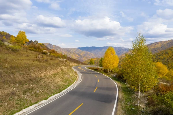 Outono Estrada Montanha Sinuosa Kanas Xinjiang China — Fotografia de Stock