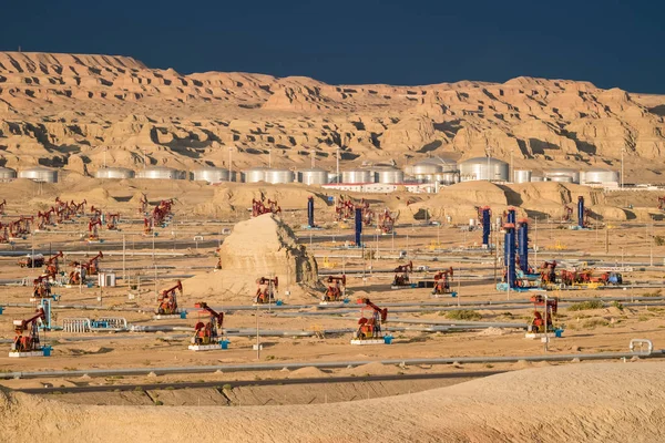 Campo Petróleo Gobi Entardecer Xinjiang China — Fotografia de Stock