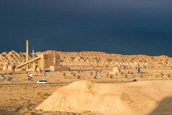 Pól Naftowych Gobi Zmierzchu Karamay Xinjiang Chiny — Zdjęcie stockowe