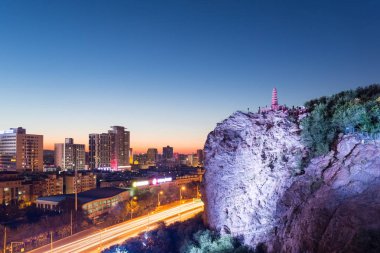güzel Urumçi cityscape akşam vakti, kırmızı tepe park, Doğu Türkistan, Çin