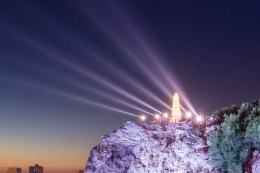 Urumçi kırmızı tepe park portre, gece, güzel cityscape Xinjiang Uygur, Çin