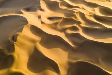 gün batımı, golden kumullar çöl peyzaj havadan görünümü arka plan doku